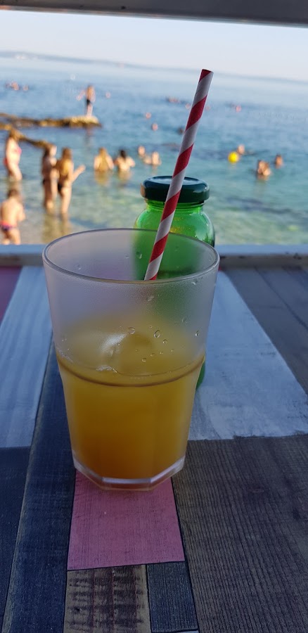 Plaža i more izbliza uz Beach Bar Pajol