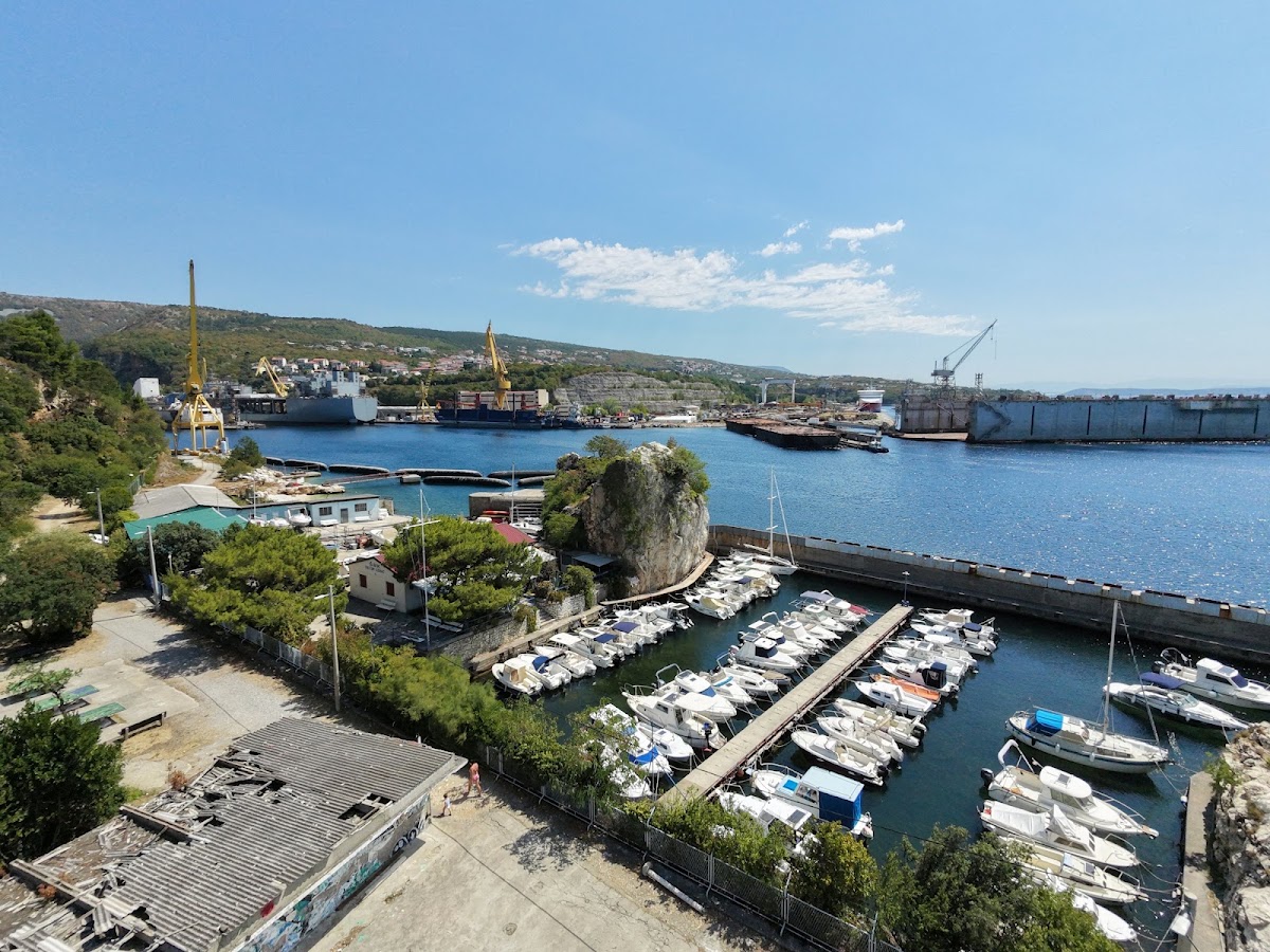 Plaža Grčevo s morem i nebom — pogled uz Beach Bar Pajol